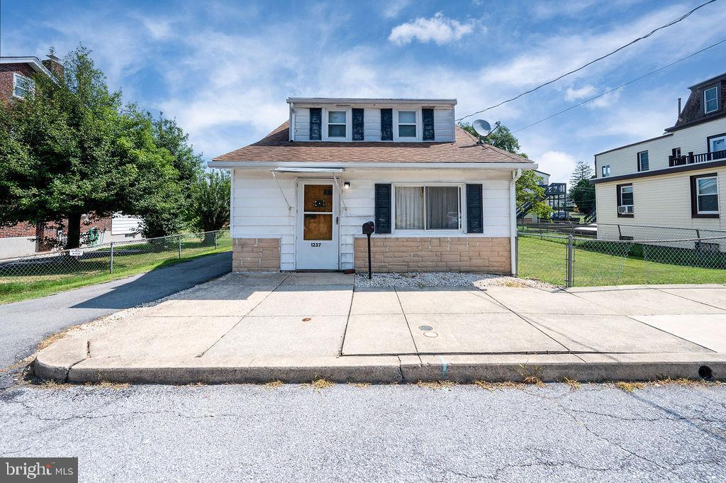 1237 Carbon St Property Photo 1