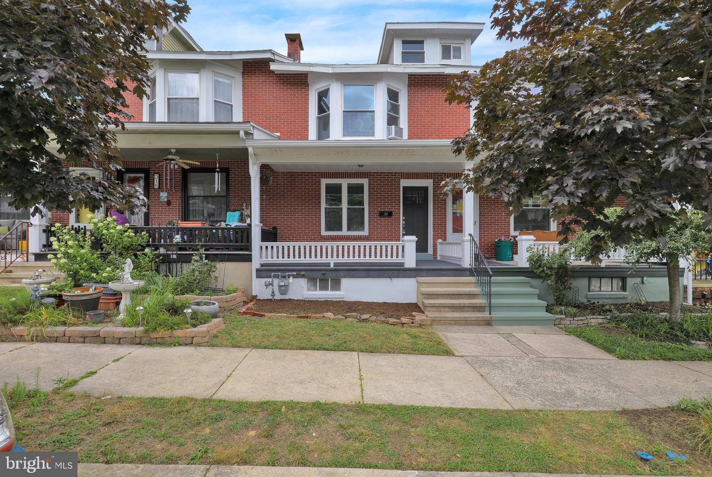 317 2nd St Property Photo 1