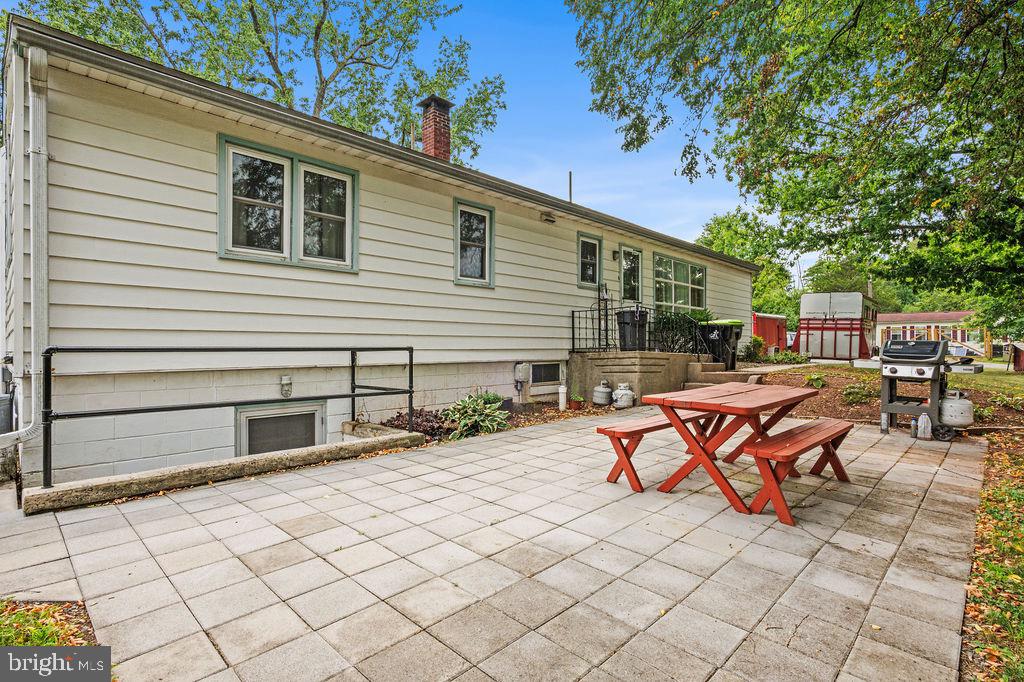 82 Spruce Ave Property Photo 3