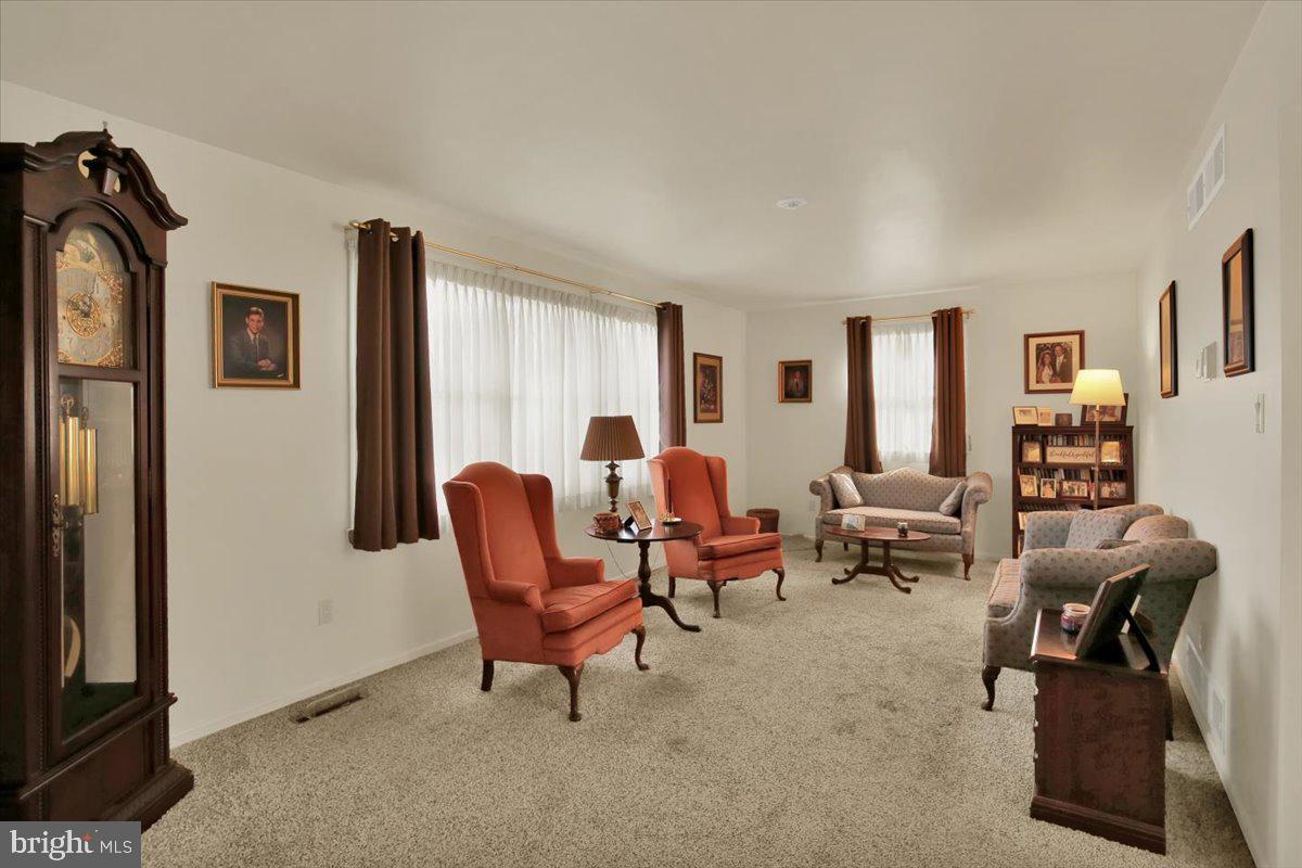 716 Tamarack Trl Property Photo 3