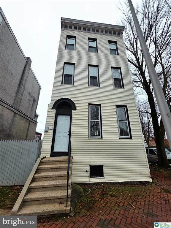 300 Pine St Property Photo 1