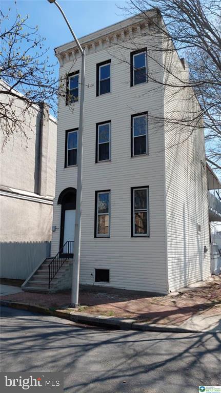 300 Pine St Property Photo 2