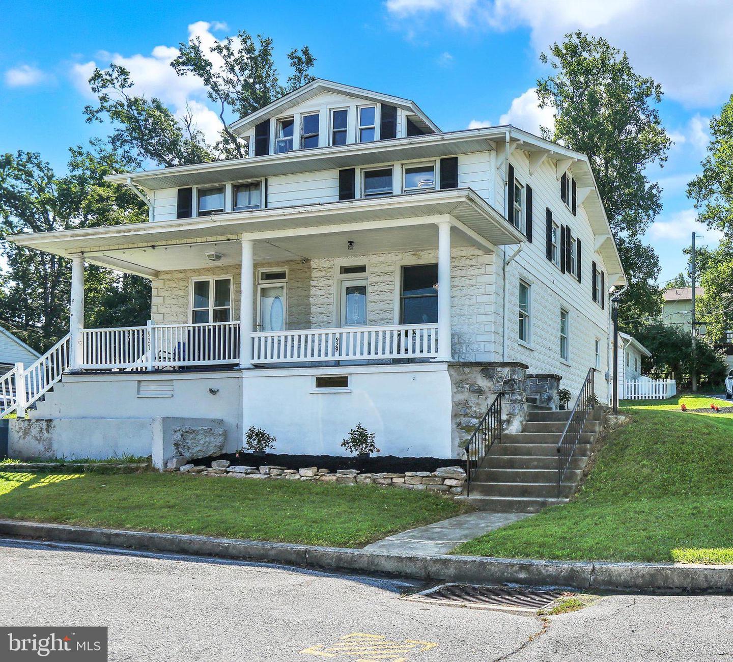 929 John St Property Photo 3