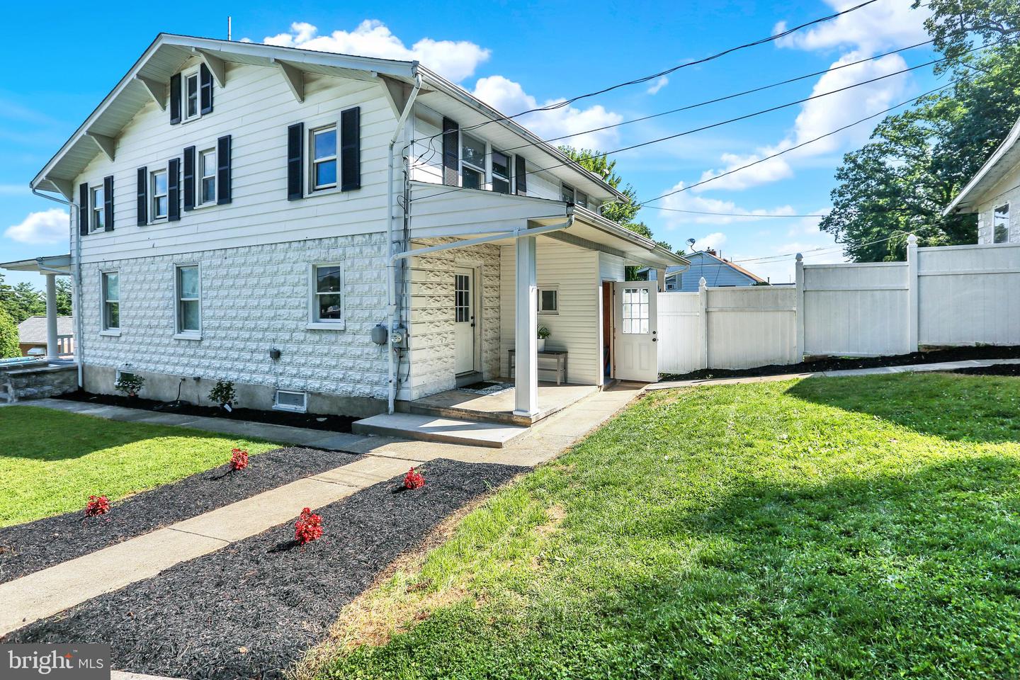 929 John St Property Photo 4