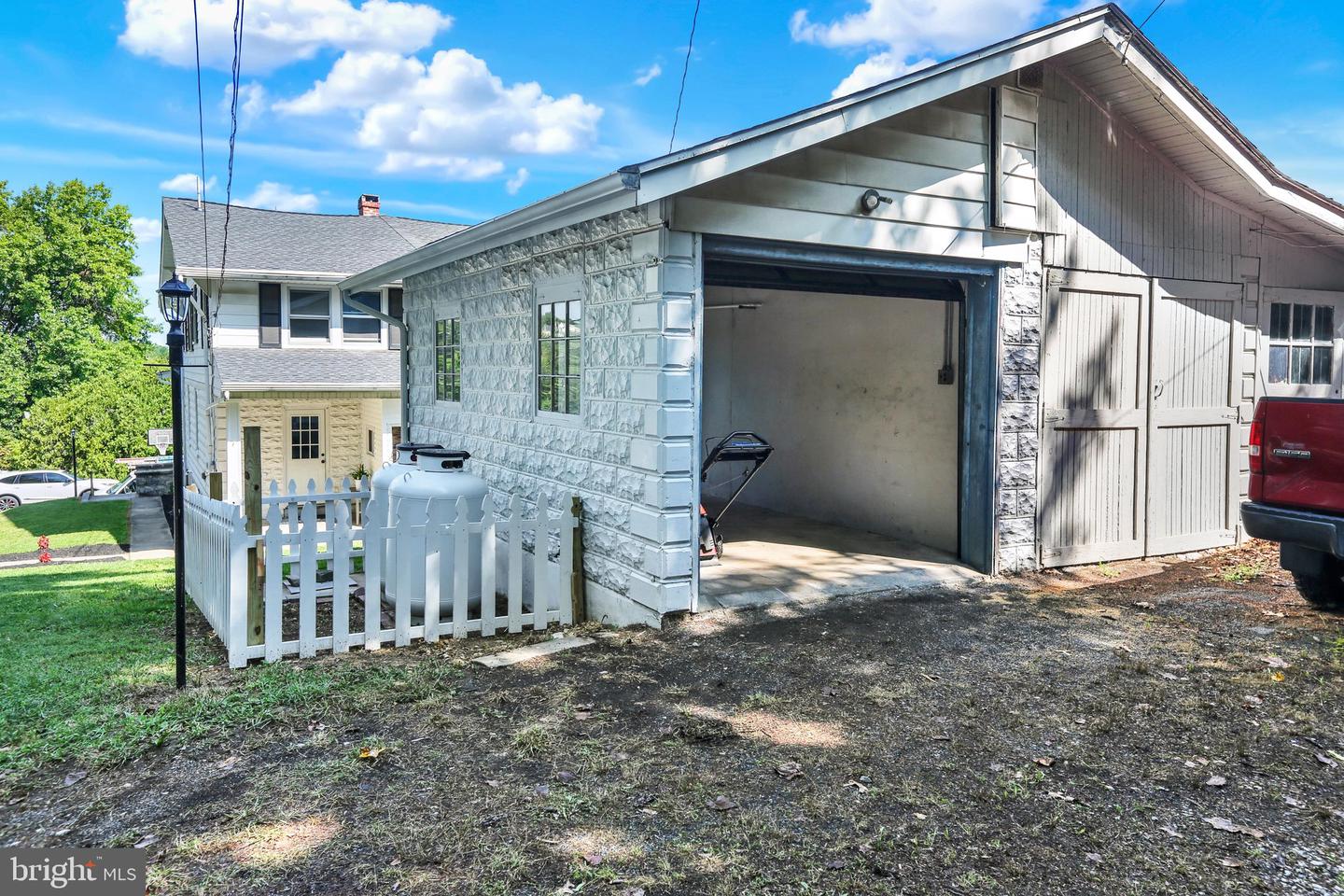 929 John St Property Photo 6