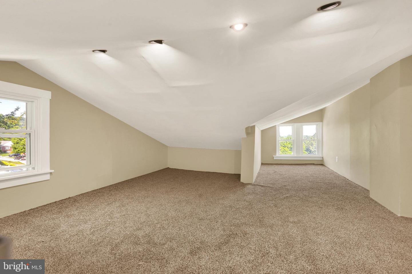 929 John St Property Photo 19