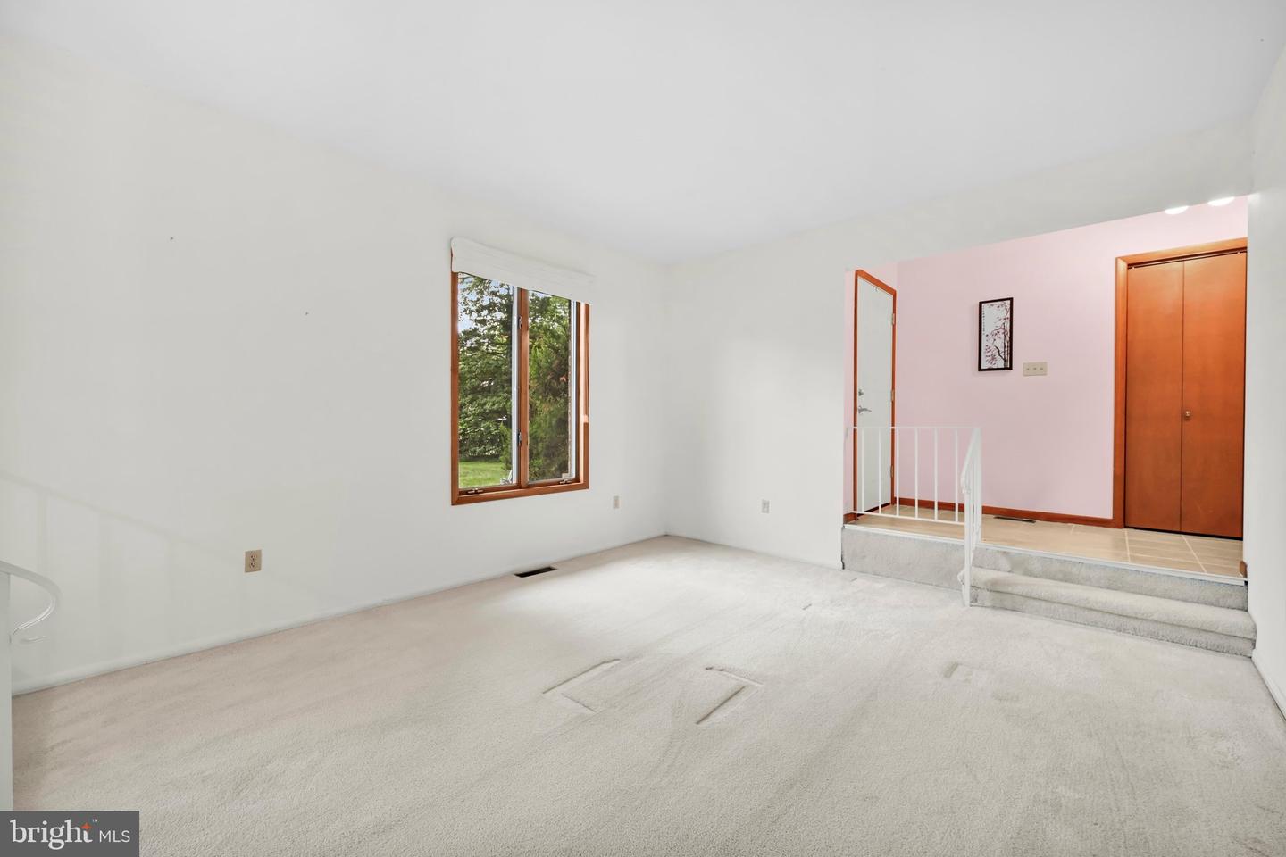 215 W 49th St Property Photo 8