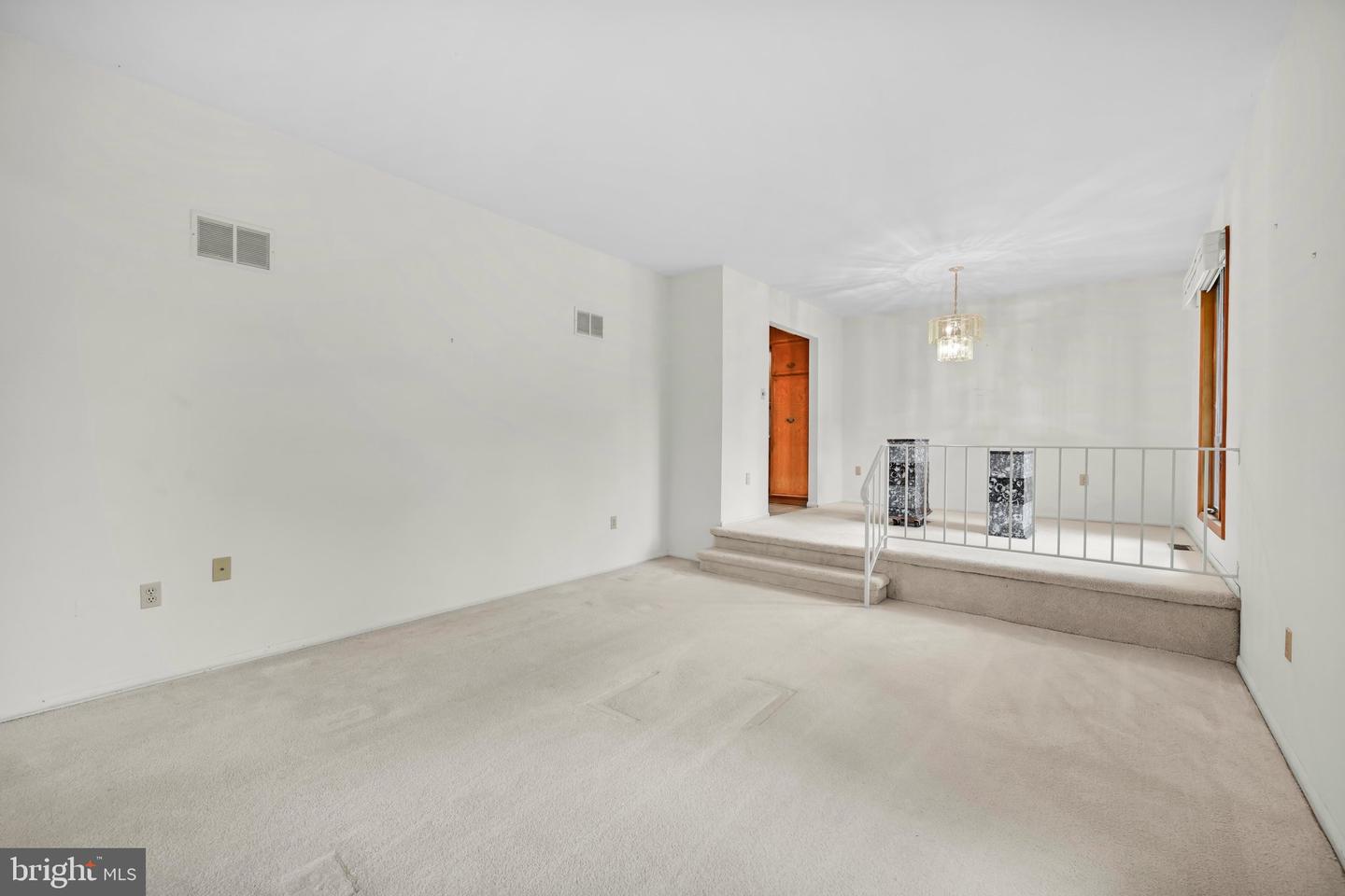215 W 49th St Property Photo 9