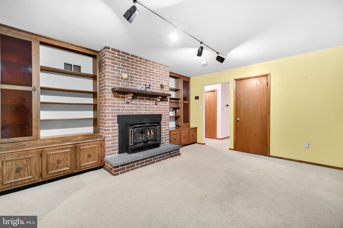 215 W 49th St Property Photo 12