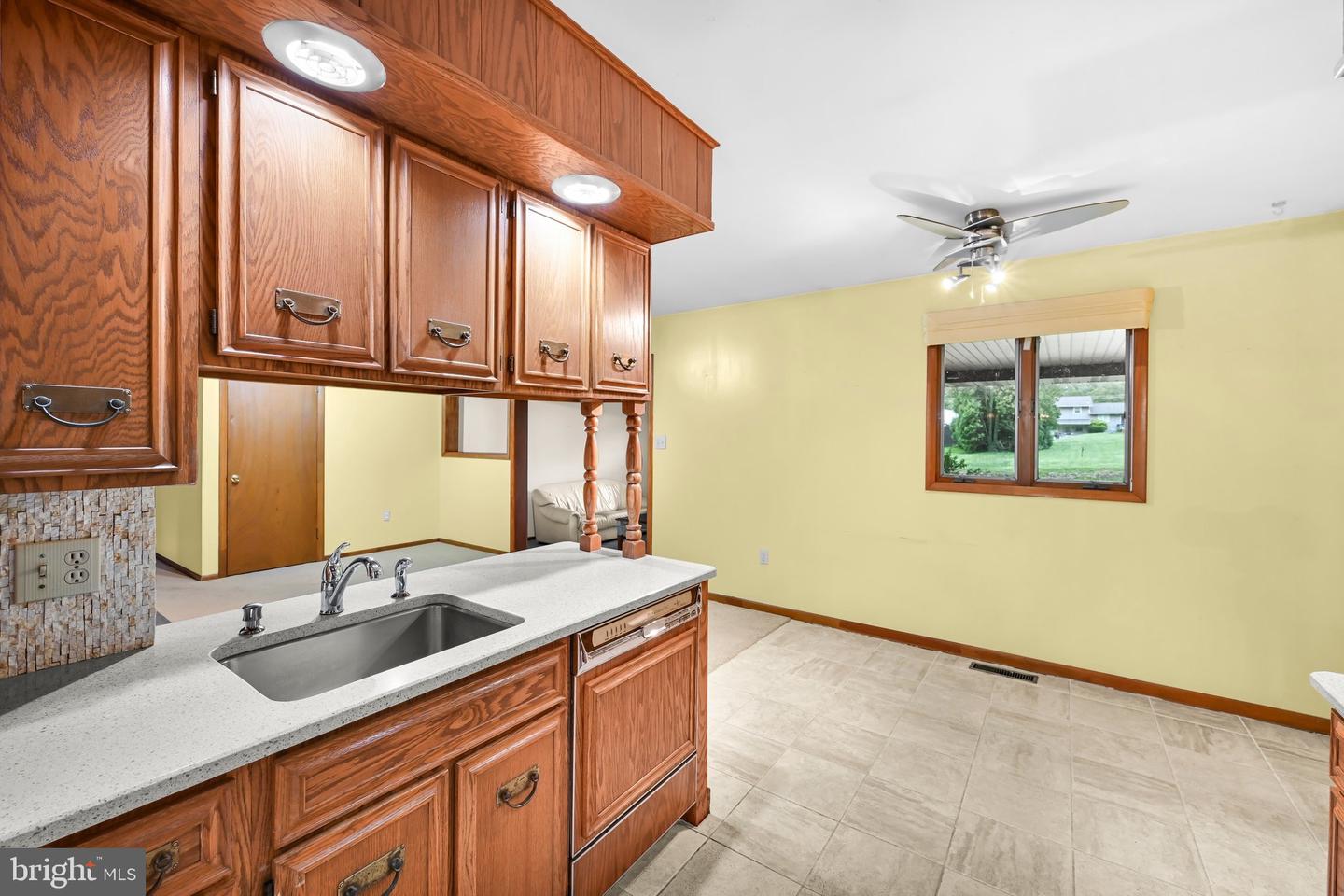 215 W 49th St Property Photo 16