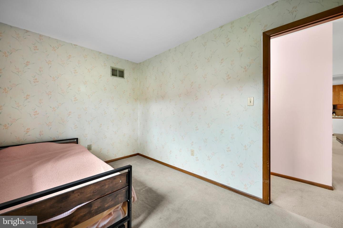 215 W 49th St Property Photo 26