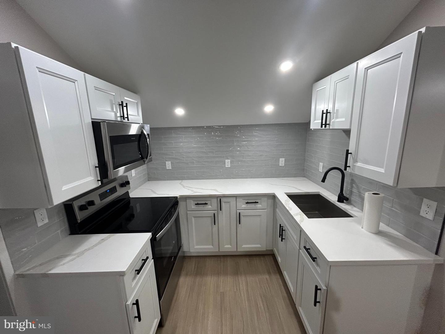 71 Dreamland Park Dr #penthouse Property Photo 3