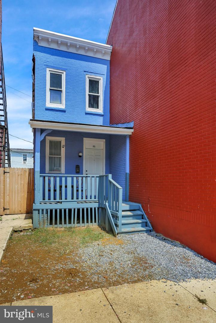 833 Green St Property Photo 2