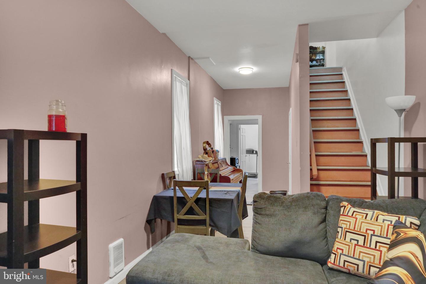 833 Green St Property Photo 3