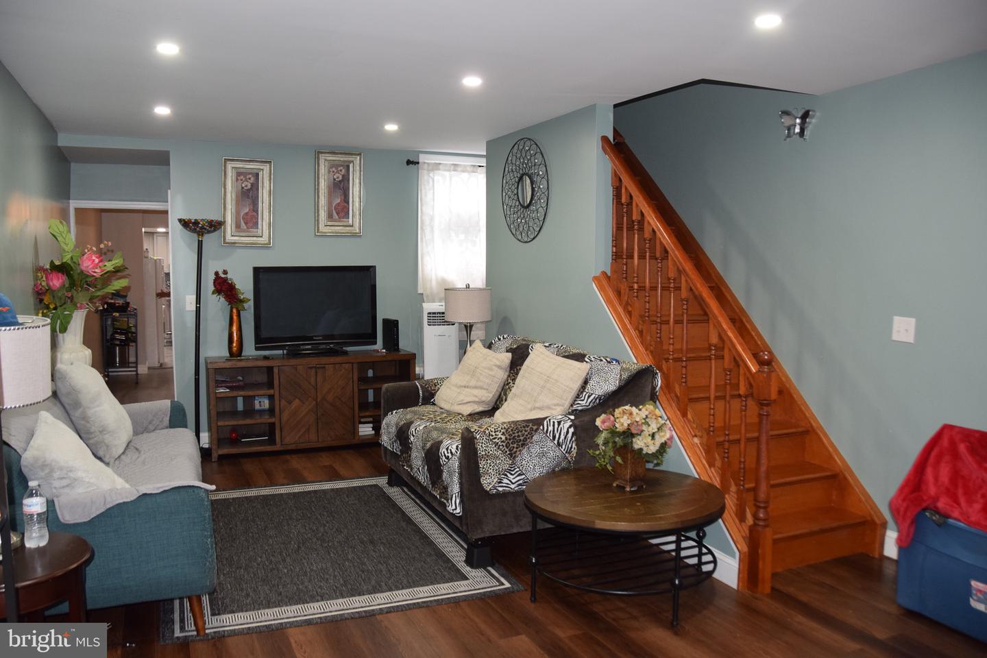 1124 Spruce St Property Photo 4
