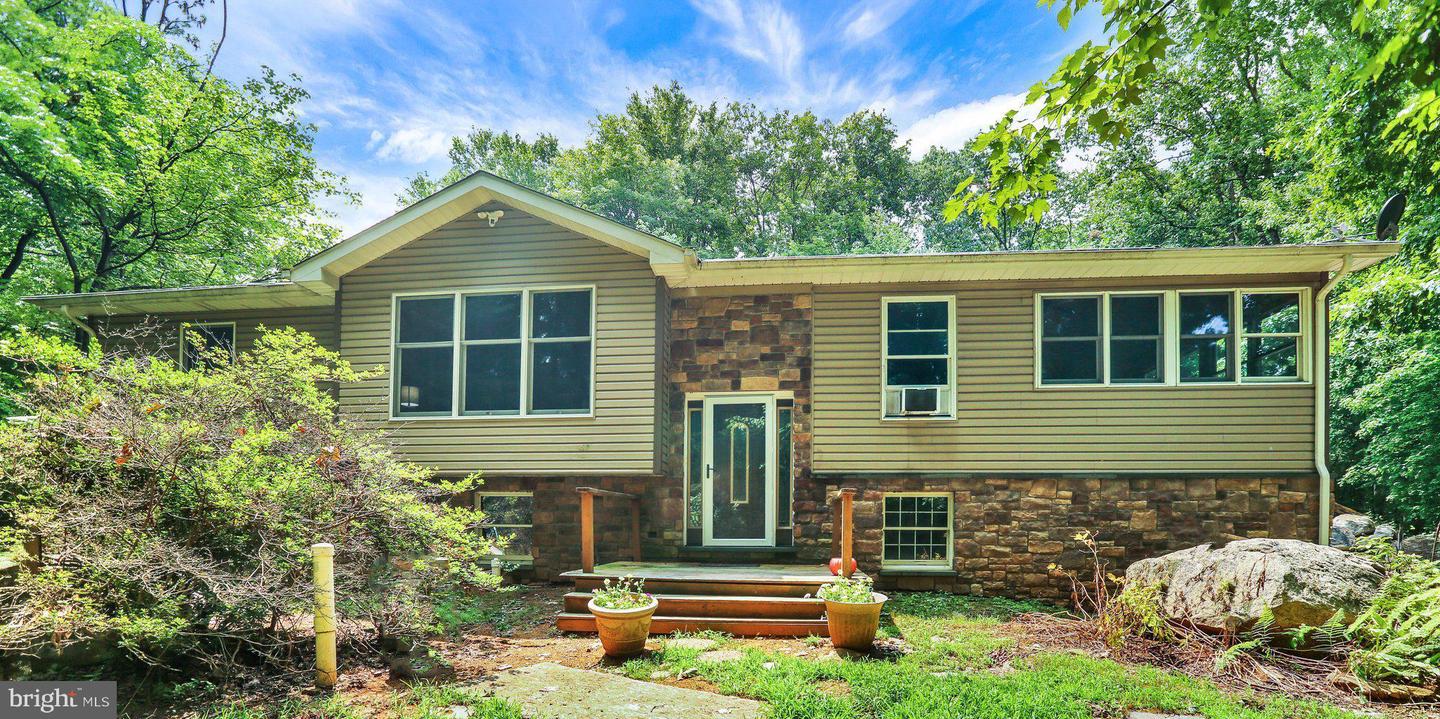 19 Woods Ln Property Photo 1
