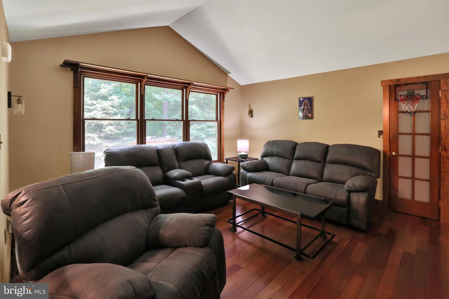 19 Woods Ln Property Photo 8