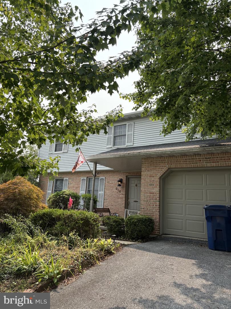 814 Ironstone Ln Property Photo 2