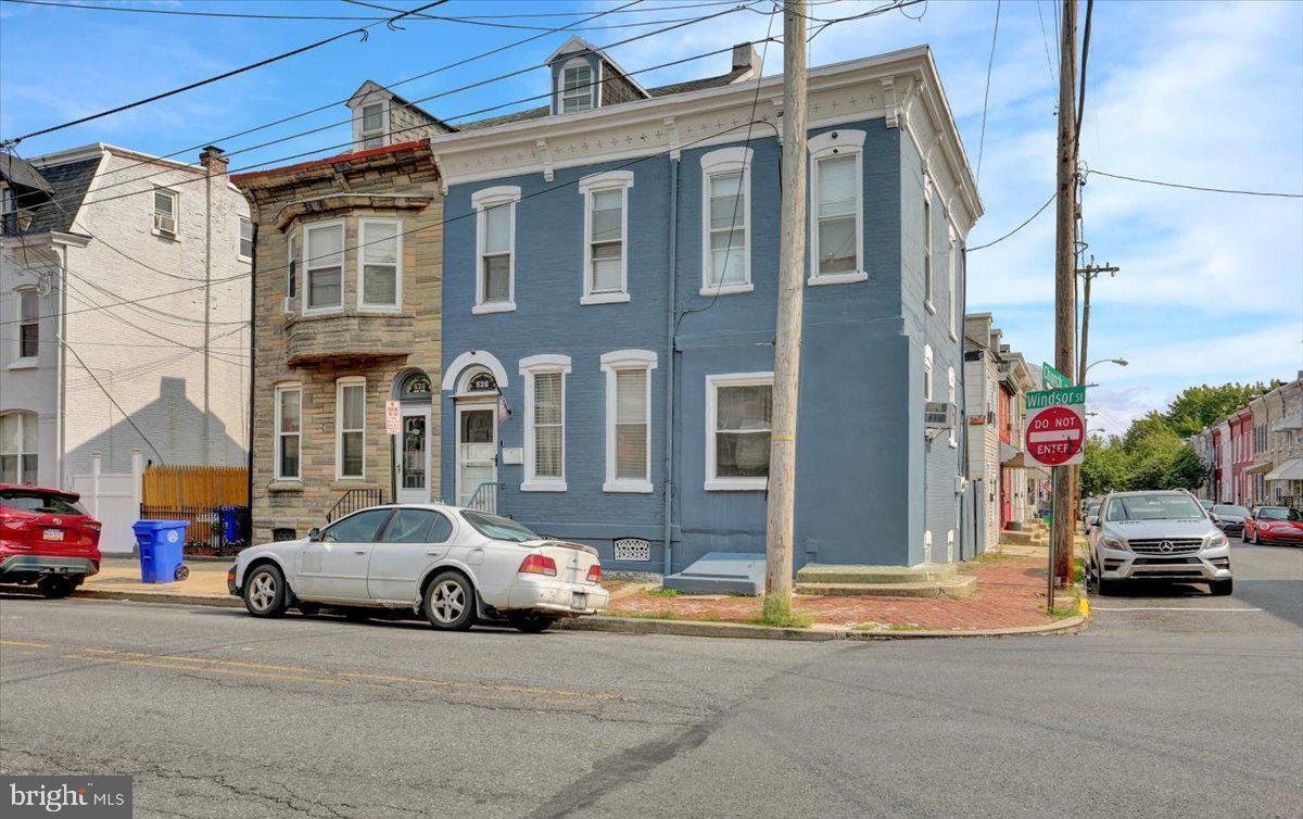 526 Windsor St Property Photo 1