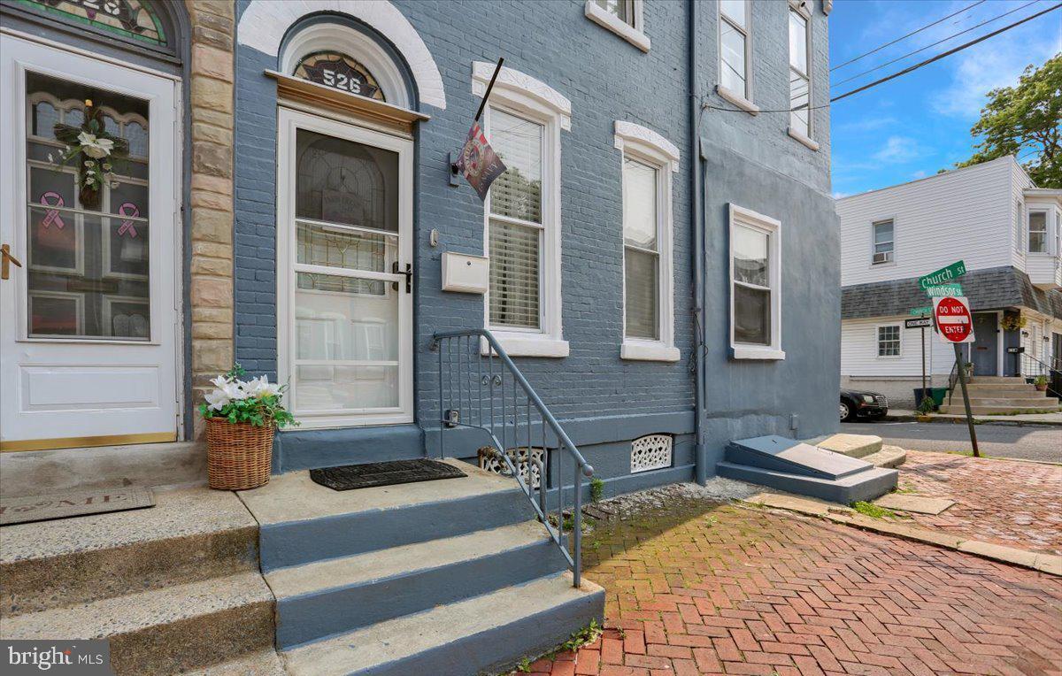 526 Windsor St Property Photo 2
