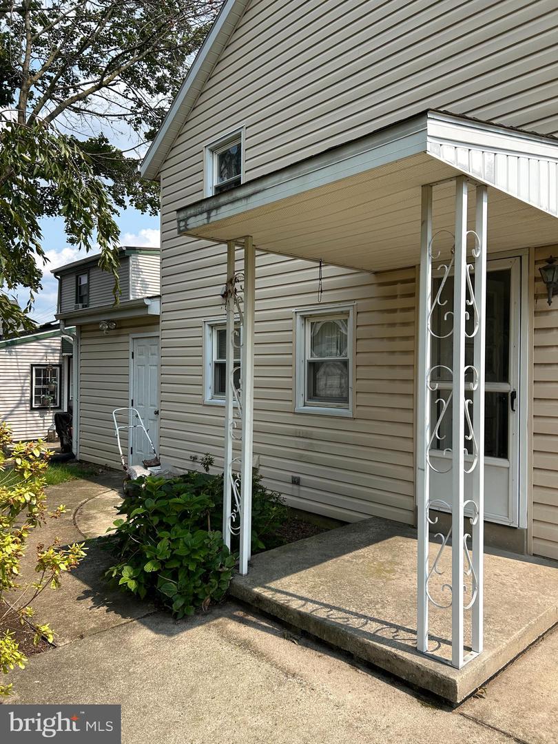 583 Columbia Ave Property Photo 3