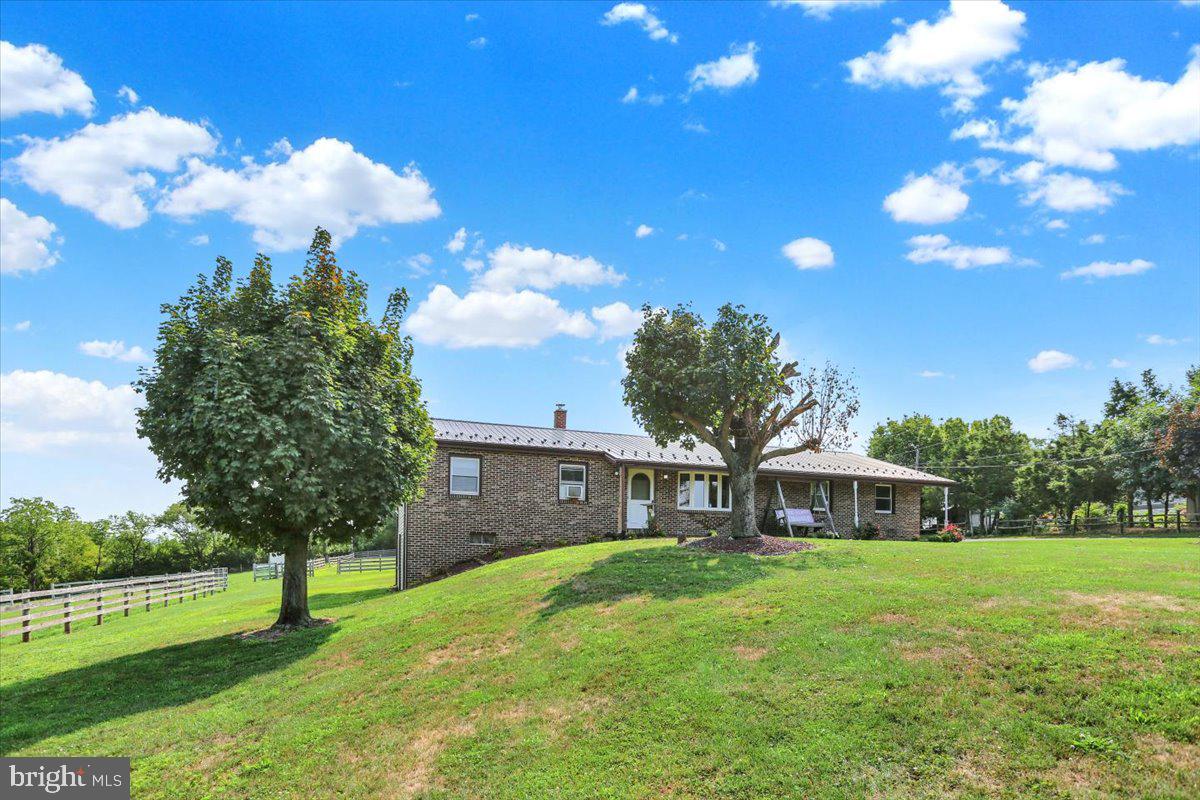 958 N End Rd Property Photo 1