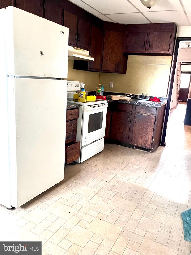 563 Perry St Property Photo 14