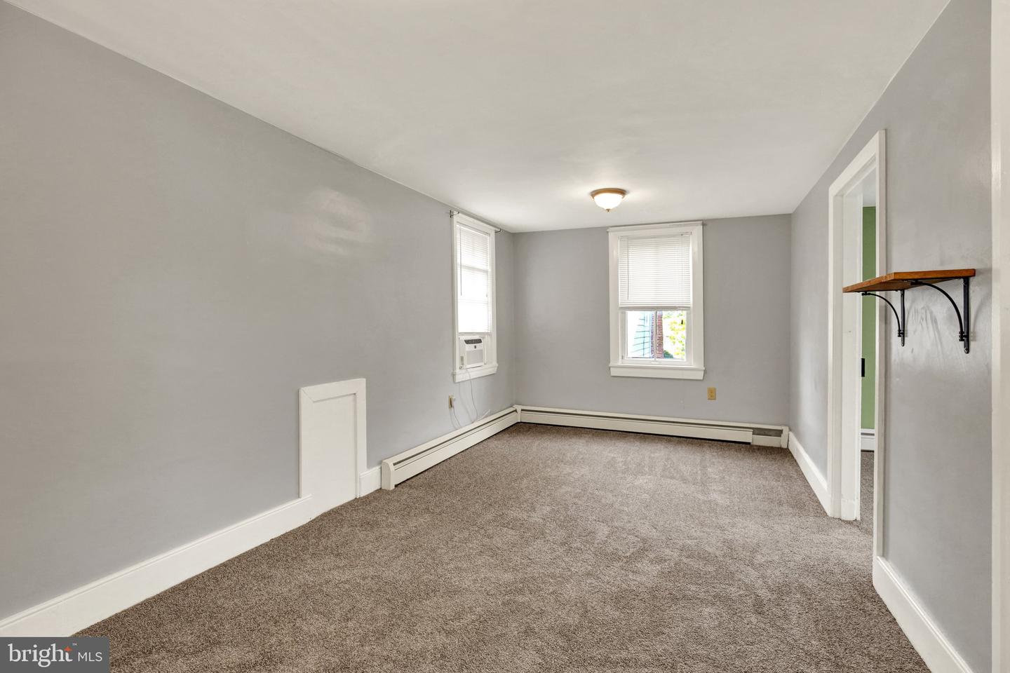 208 W 2nd St Property Photo 23