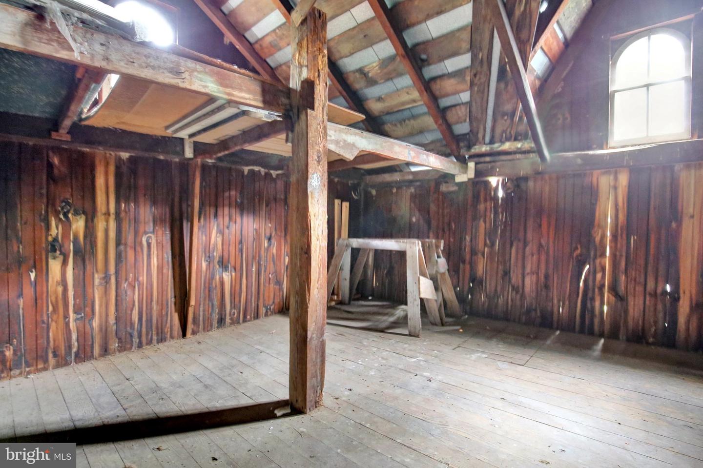 208 W 2nd St Property Photo 38