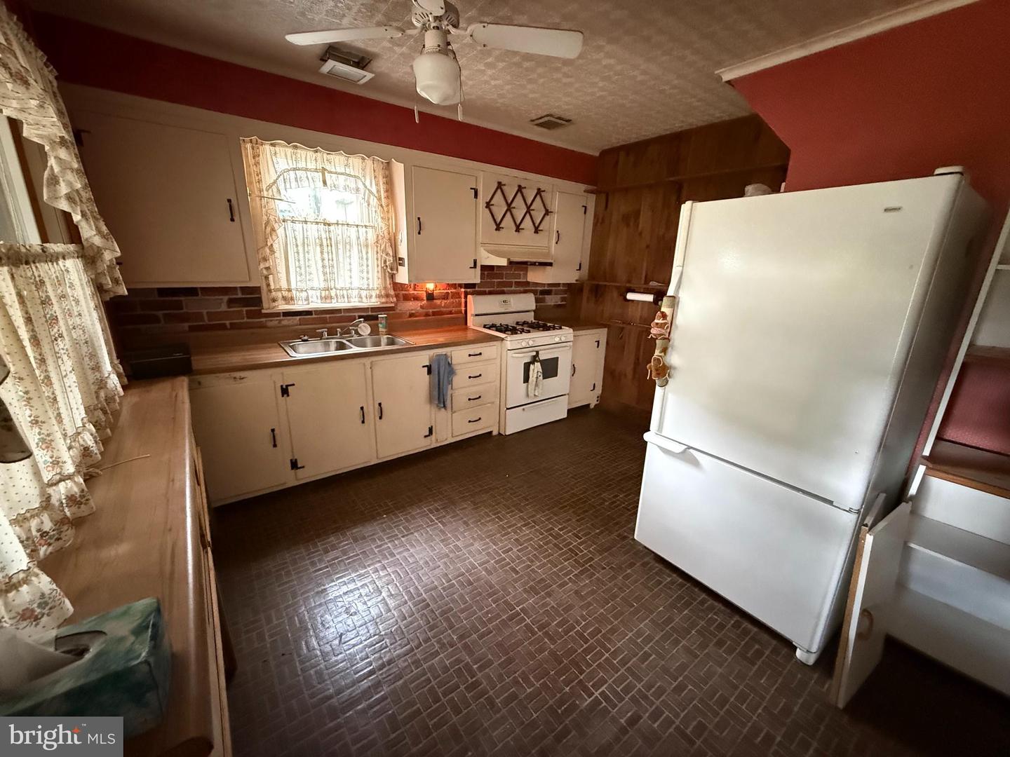 23 E Mohn St Property Photo 2