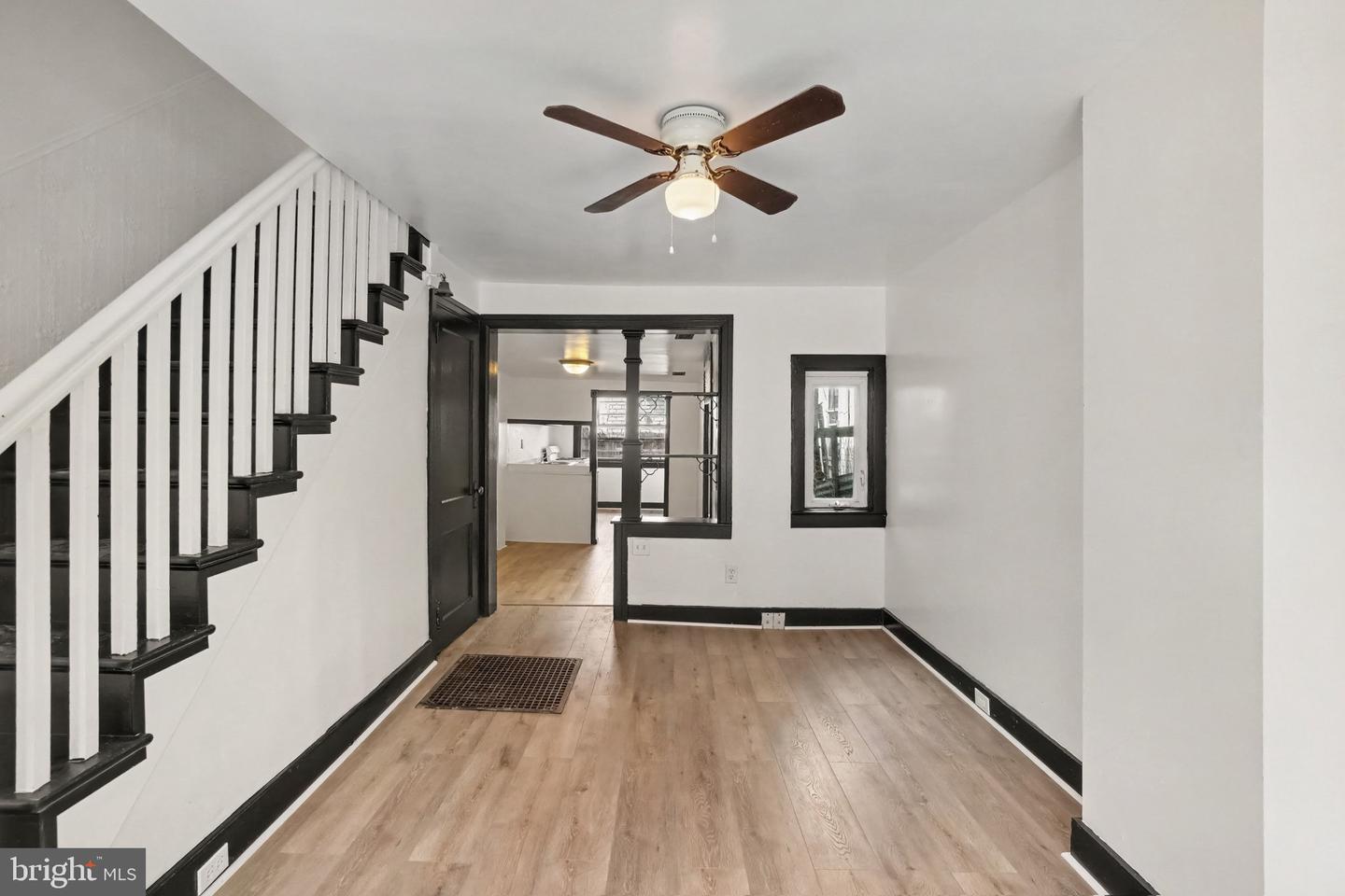 929 Washington St Property Photo 4