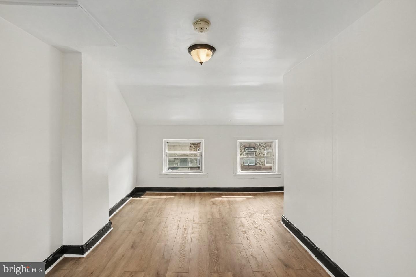 929 Washington St Property Photo 14