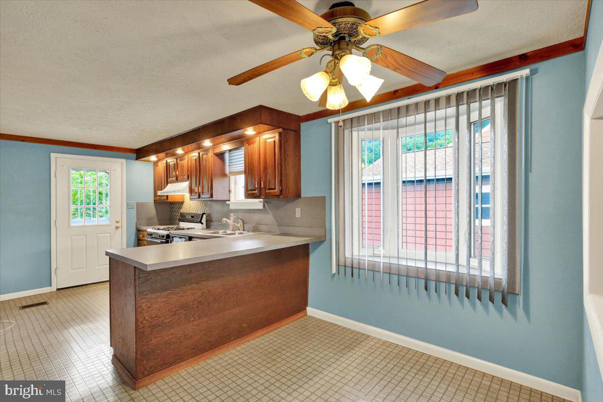 216 Vesper Ave Property Photo 8