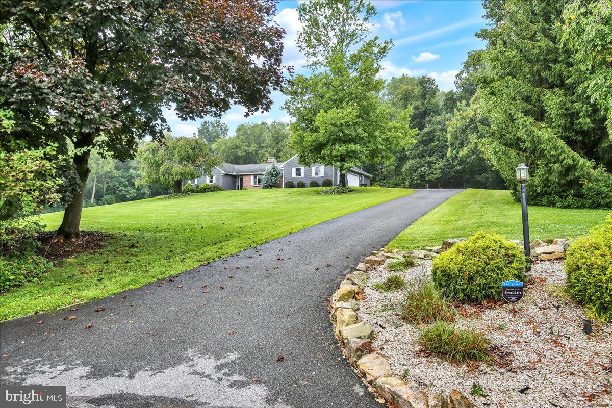 12 Schoolhouse Ln Property Photo 3