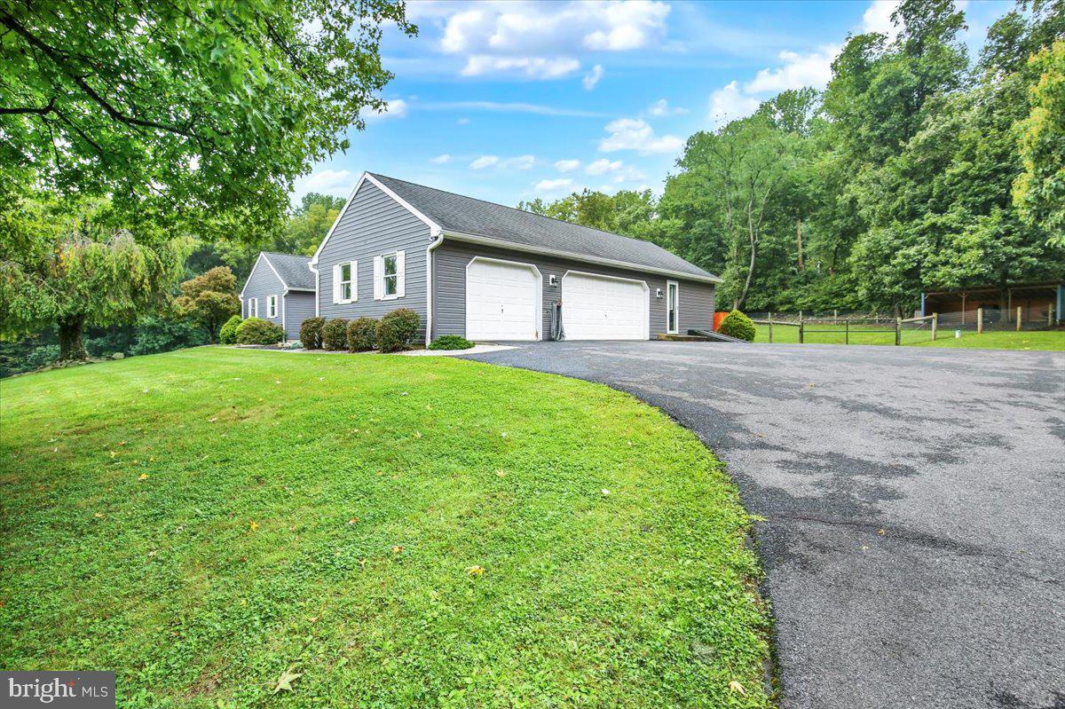 12 Schoolhouse Ln Property Photo 4