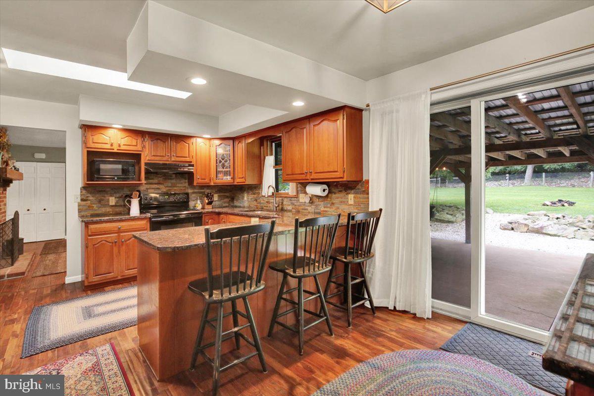 12 Schoolhouse Ln Property Photo 5