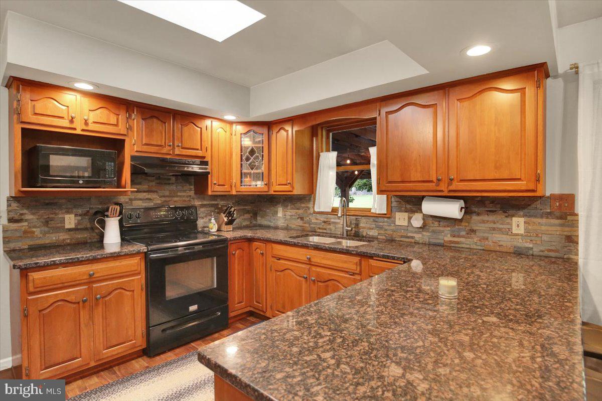 12 Schoolhouse Ln Property Photo 7