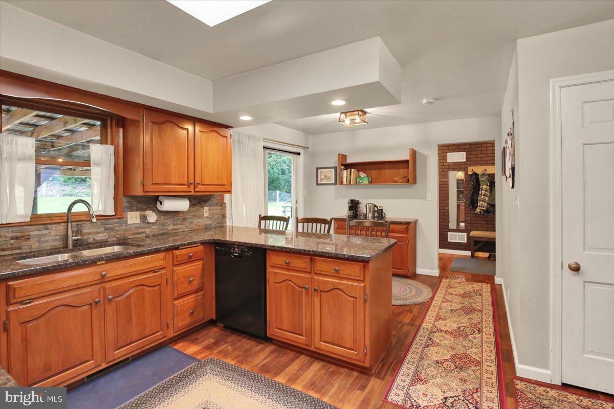 12 Schoolhouse Ln Property Photo 9