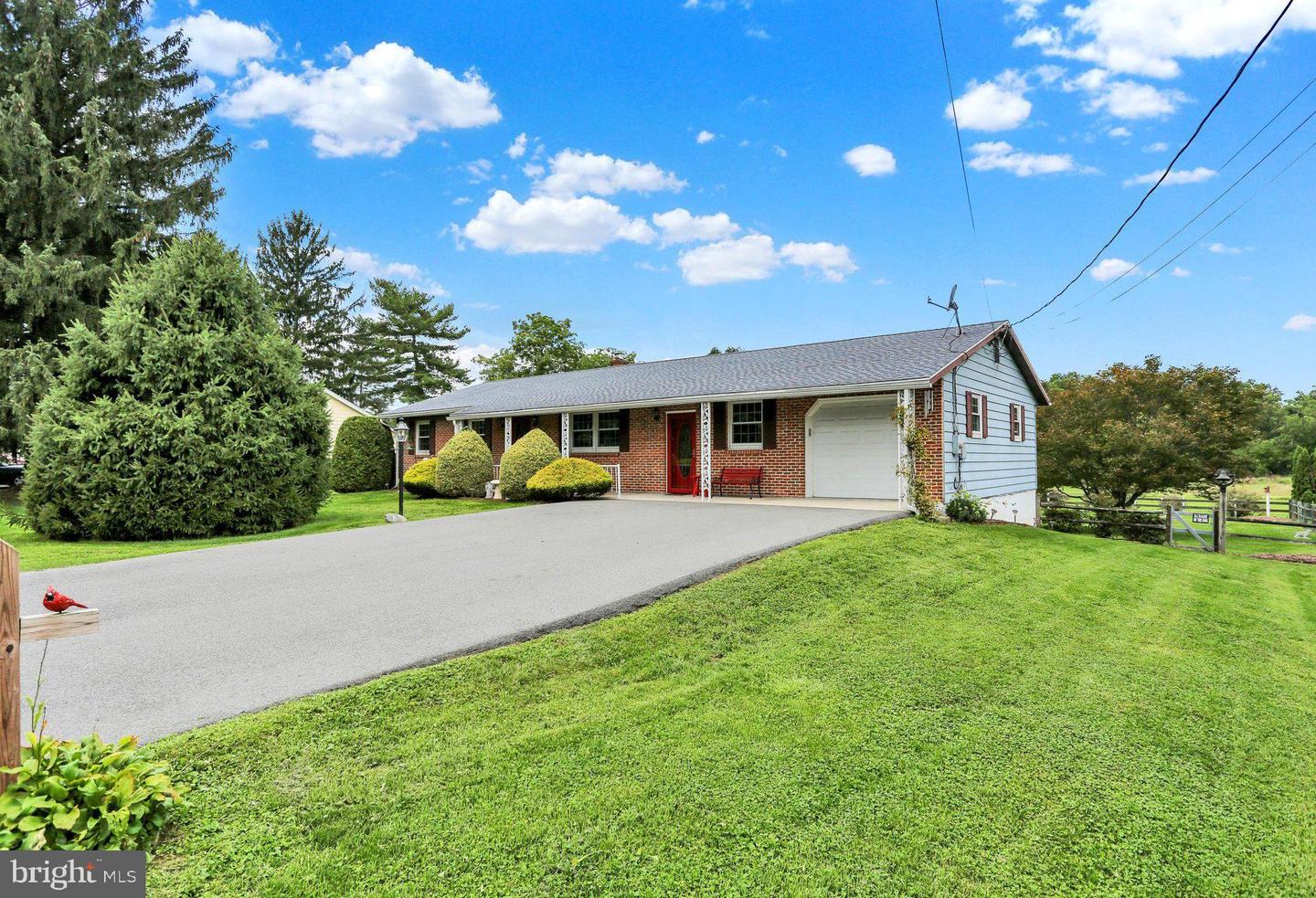 16 Adele Ave Property Photo 3