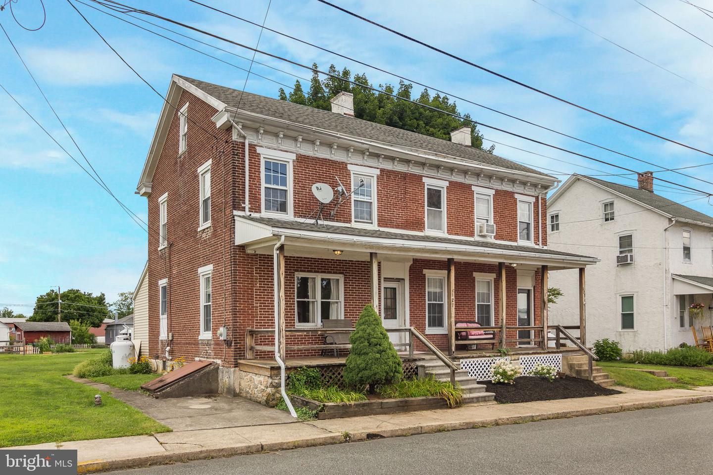 125 E Chestnut St Property Photo 3