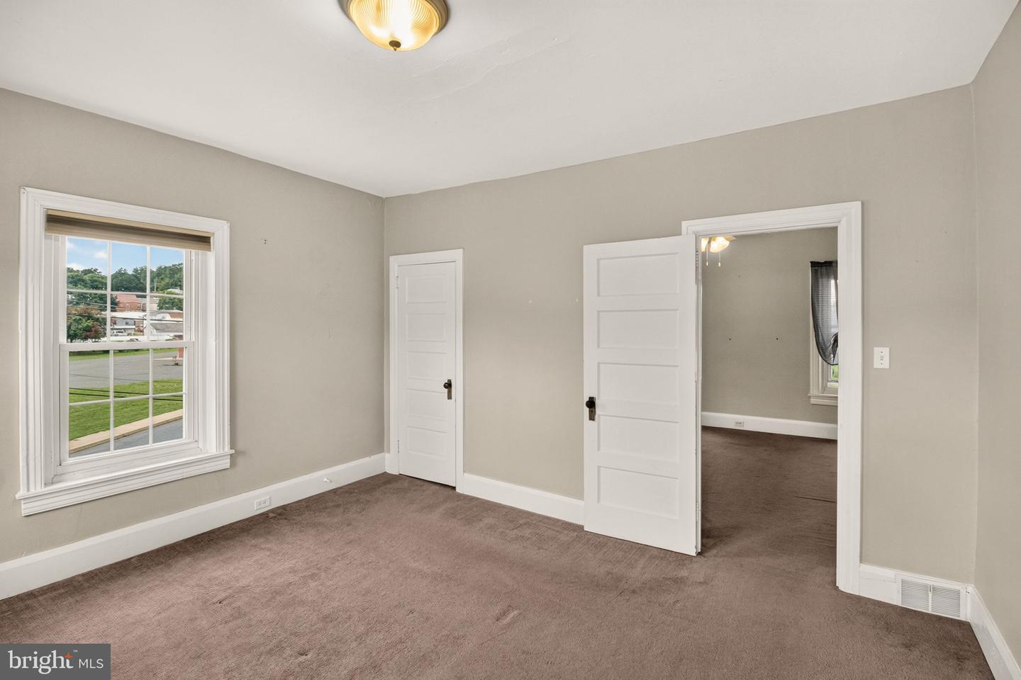 125 E Chestnut St Property Photo 27