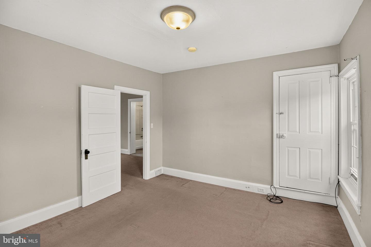 125 E Chestnut St Property Photo 28