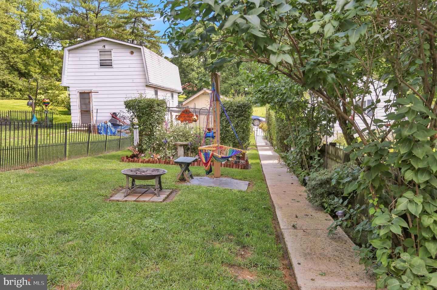 27 Apple St Property Photo 30