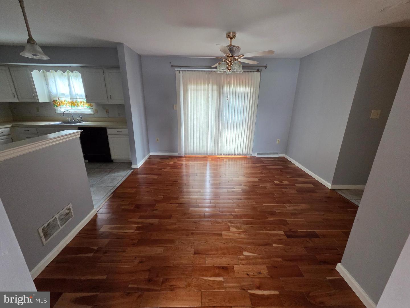 945 Timber Ln Property Photo 3