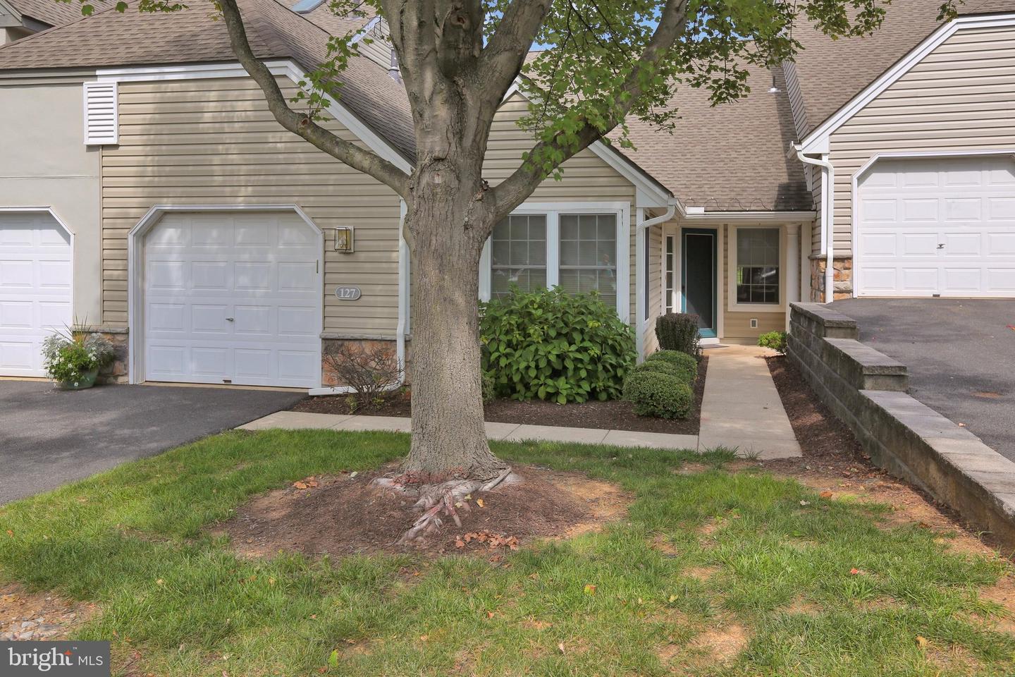 127 Hawthorne Ct Property Photo 2