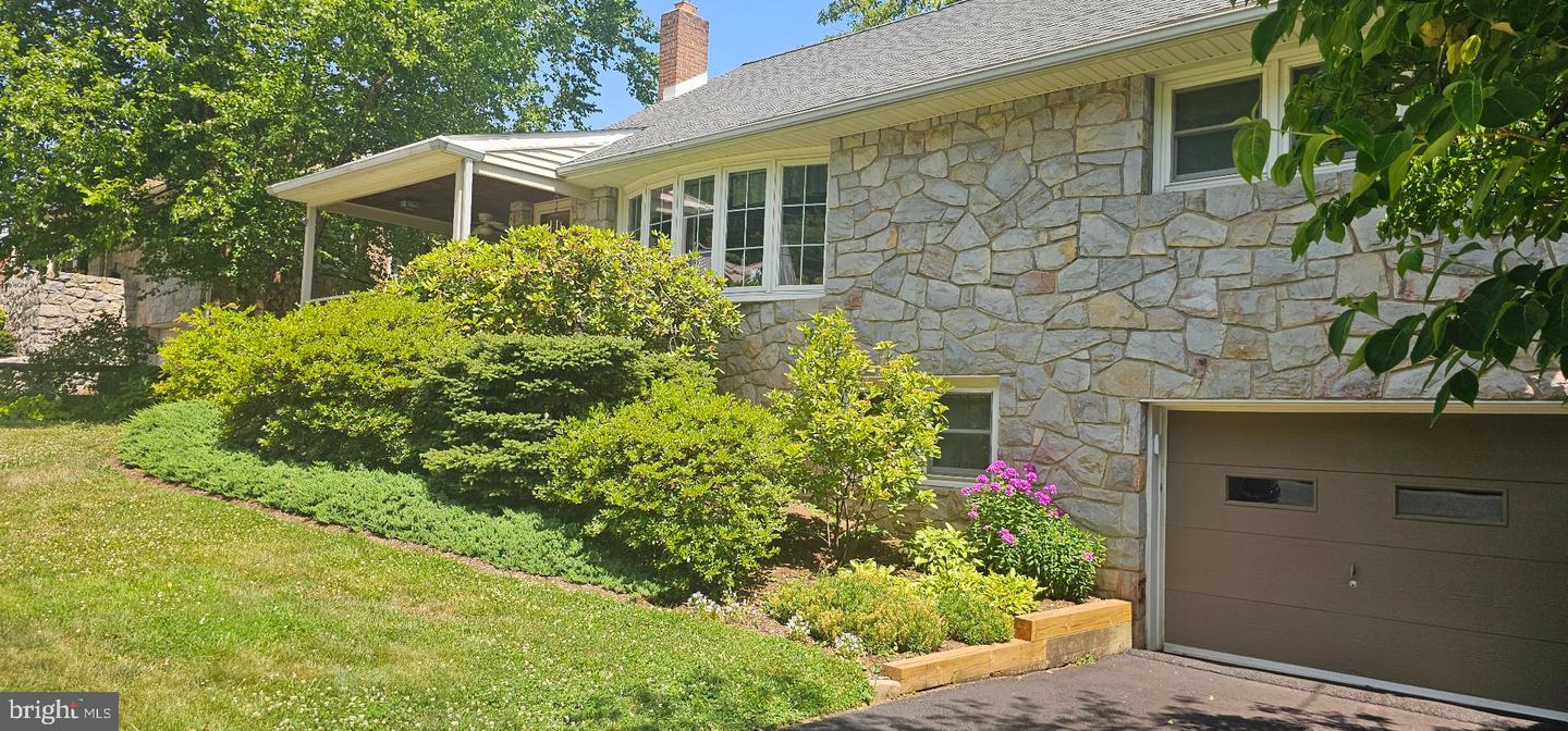 313 E Broad St Property Photo 2