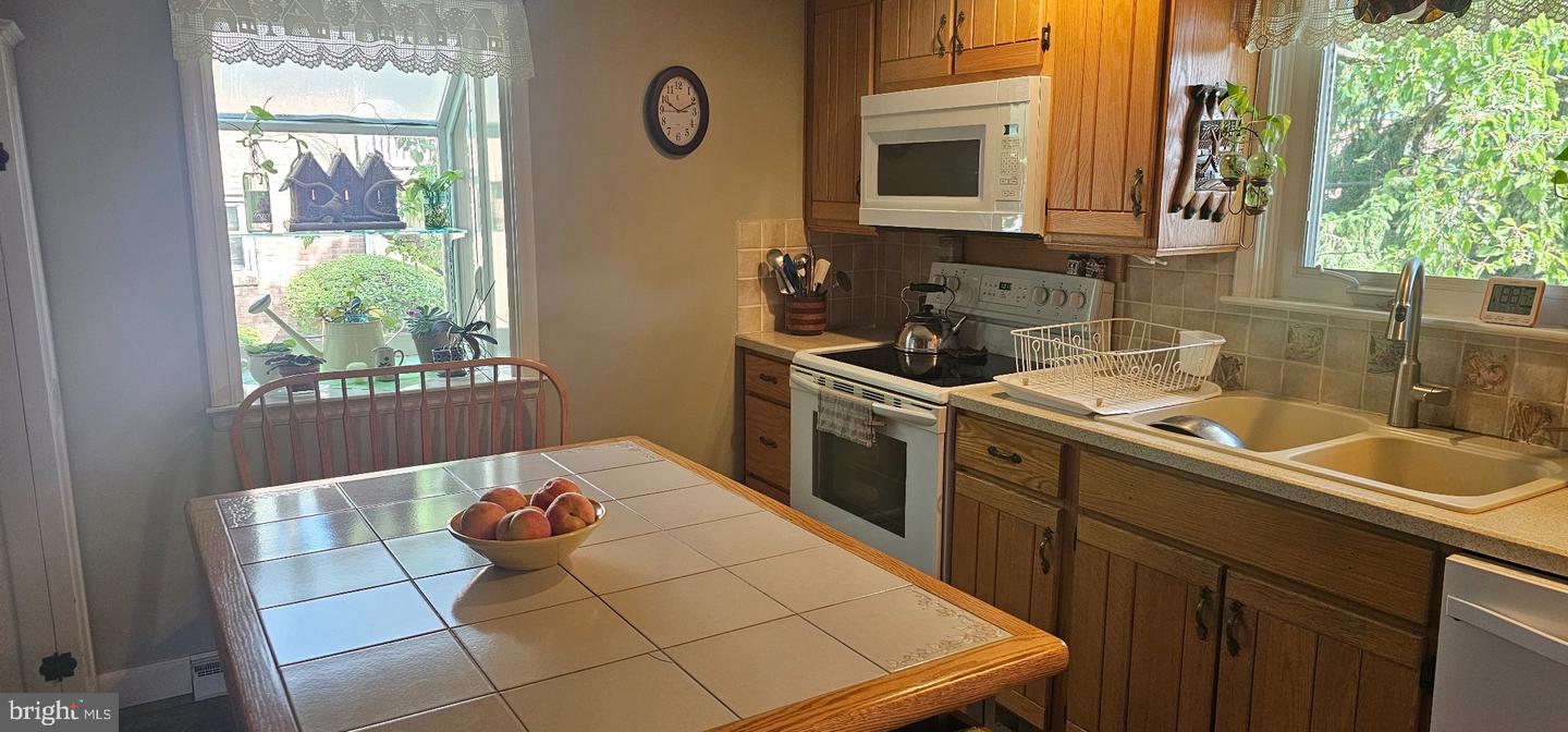 313 E Broad St Property Photo 4