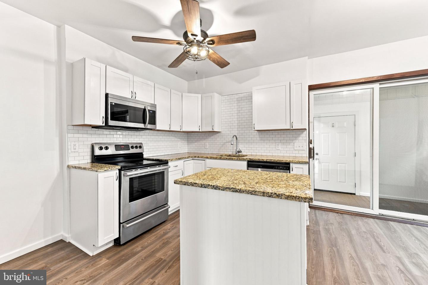 114 E Smith St Property Photo 4