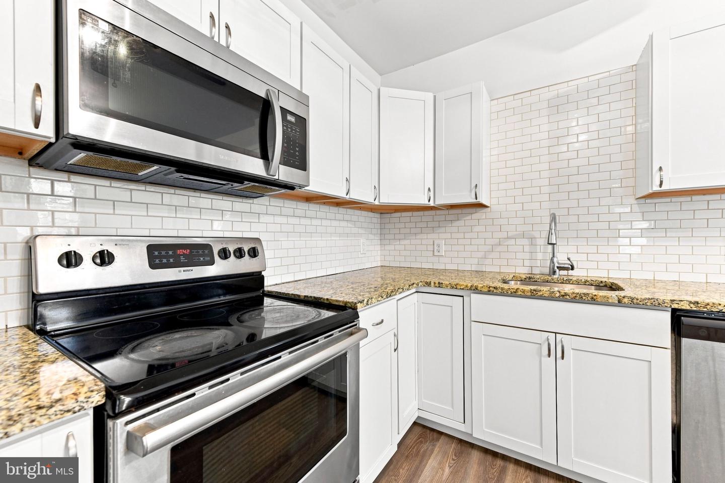 114 E Smith St Property Photo 6