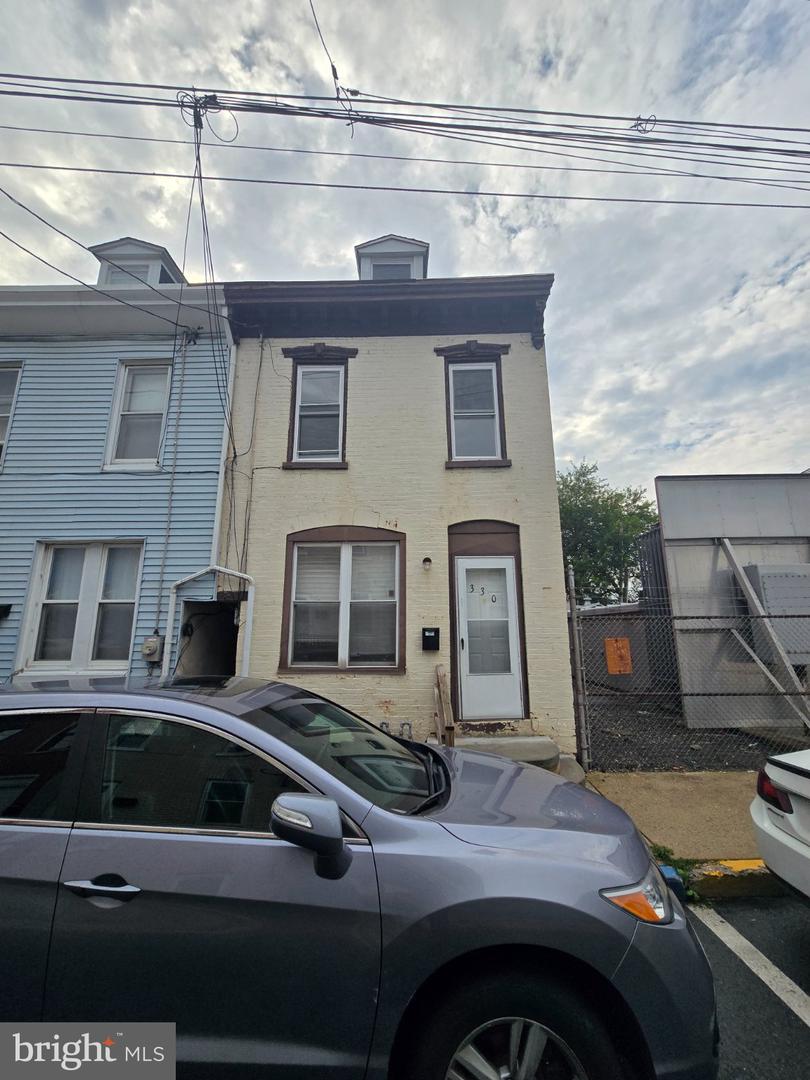 330 Moss St Property Photo 1